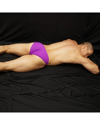 slip bikini para hombre marcador de nalgas color lila vista acostado