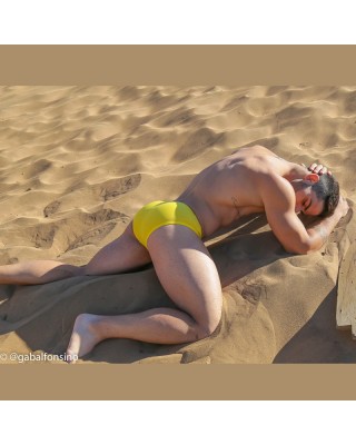 traje de Baño hombre Amarillo, foto en la arena de una playa chilena
