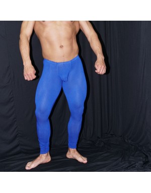 Calza larga marcadora de paquete y culo que es una belleza masculina