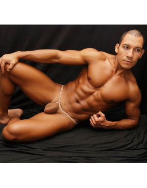 Venta en linea de tanga bulge hombre hecho de medias de mujer color nude, vista acostado de frente