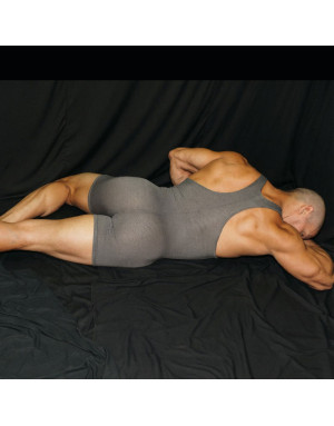 Body made of gray mesh, perfect for wrestling or any other sport.
Wonderful with a t-shirt and shorts on top